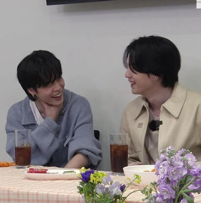 Korea's most popular couple is invited to a show two years after they broke up.
